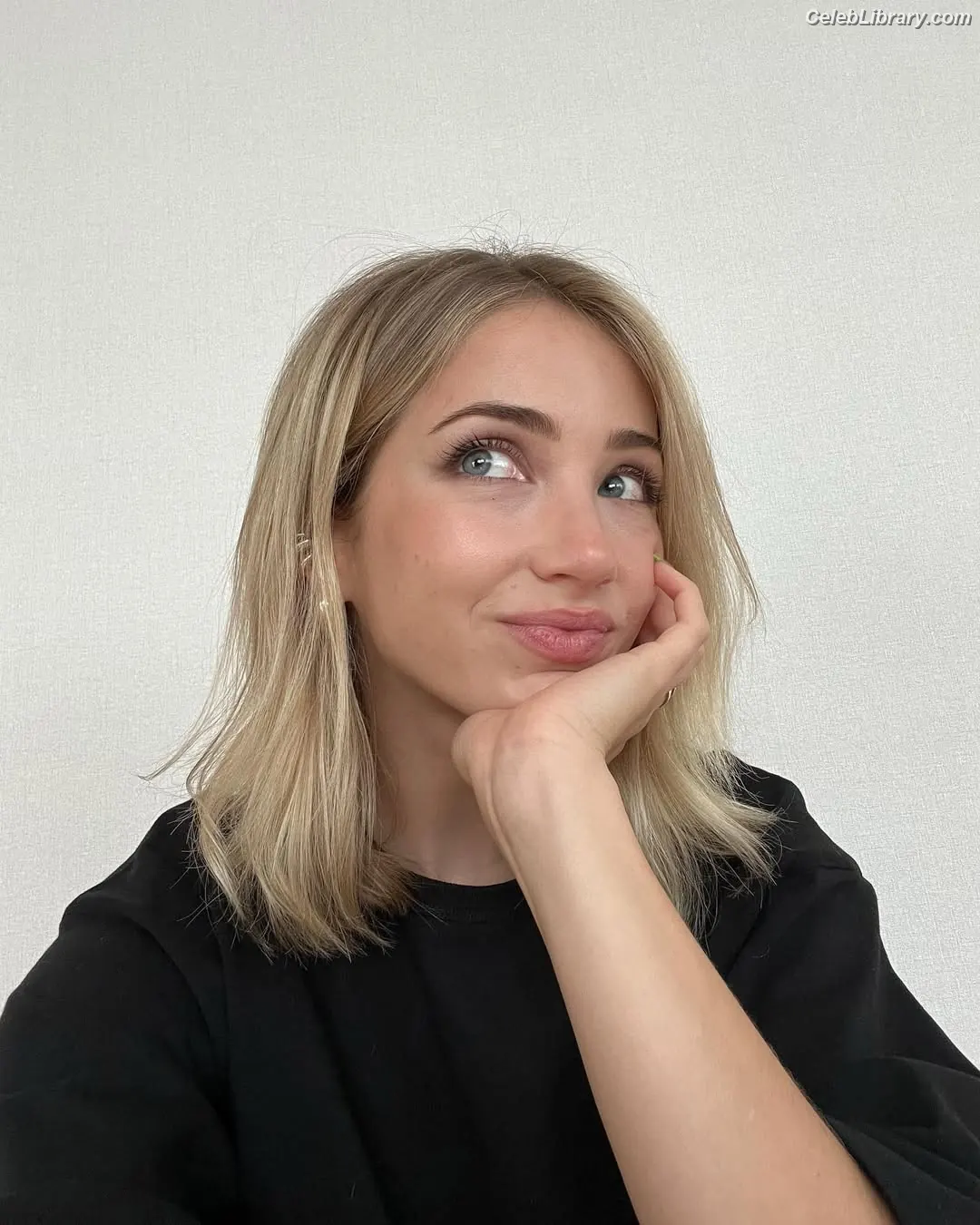 Emily Rudd photo 8 of 600