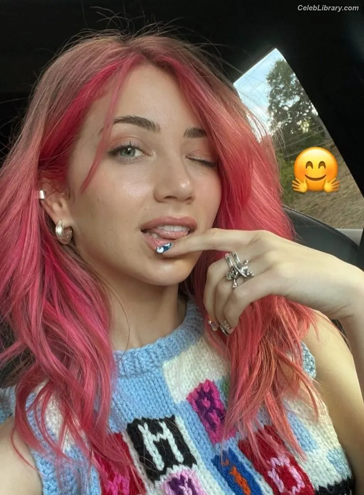 Emily Rudd photo 13 of 600