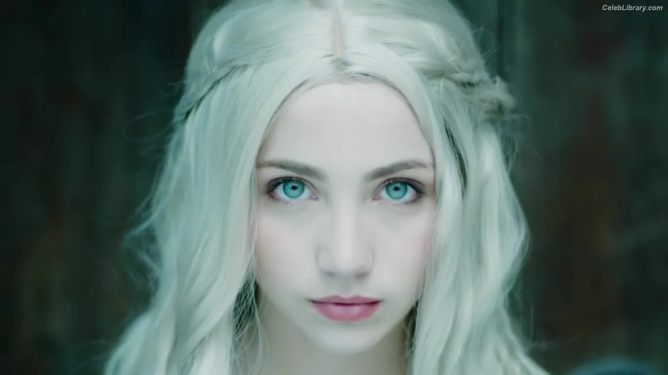 Emily Rudd photo 20 of 600