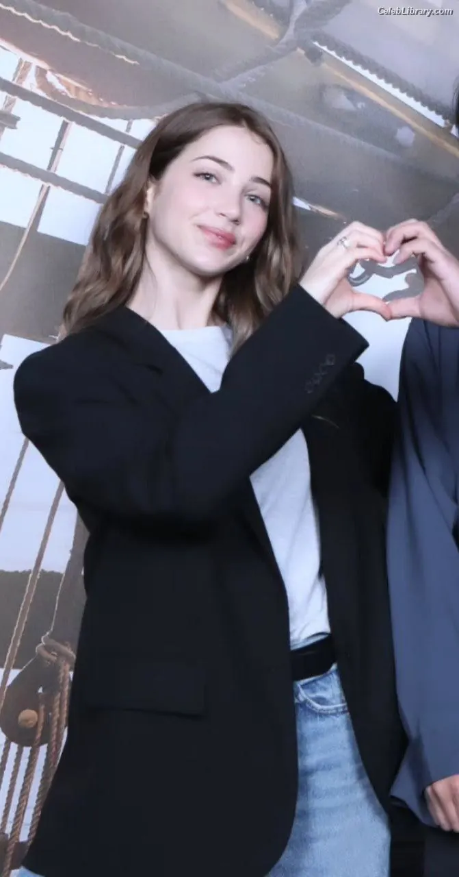 Emily Rudd photo 7 of 600