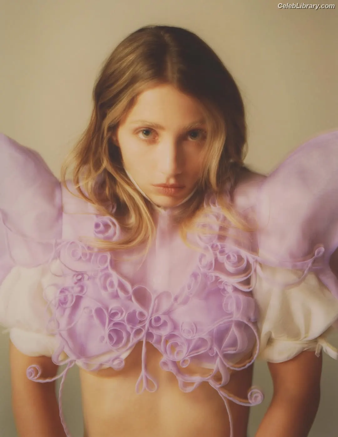 Emily Rudd photo 23 of 600