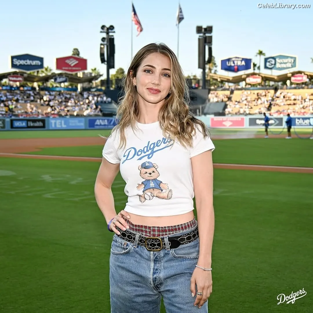 Emily Rudd photo 1 of 600