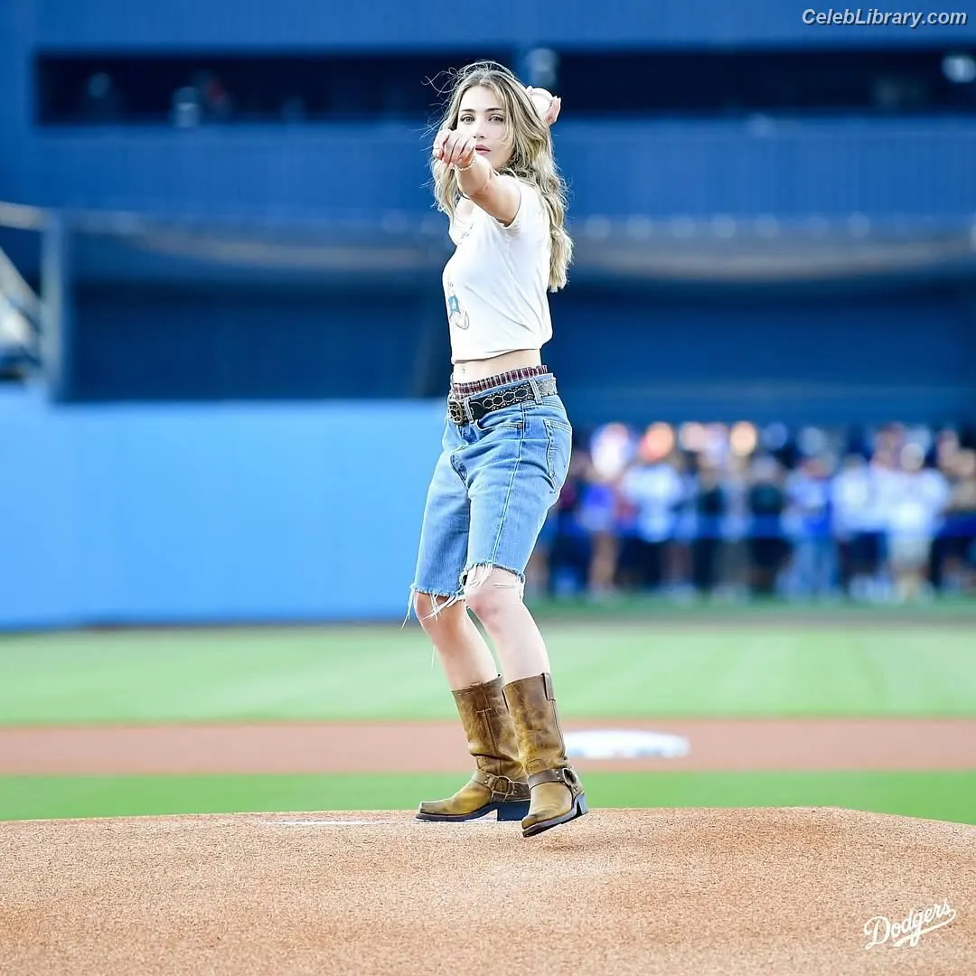 Emily Rudd photo 2 of 600