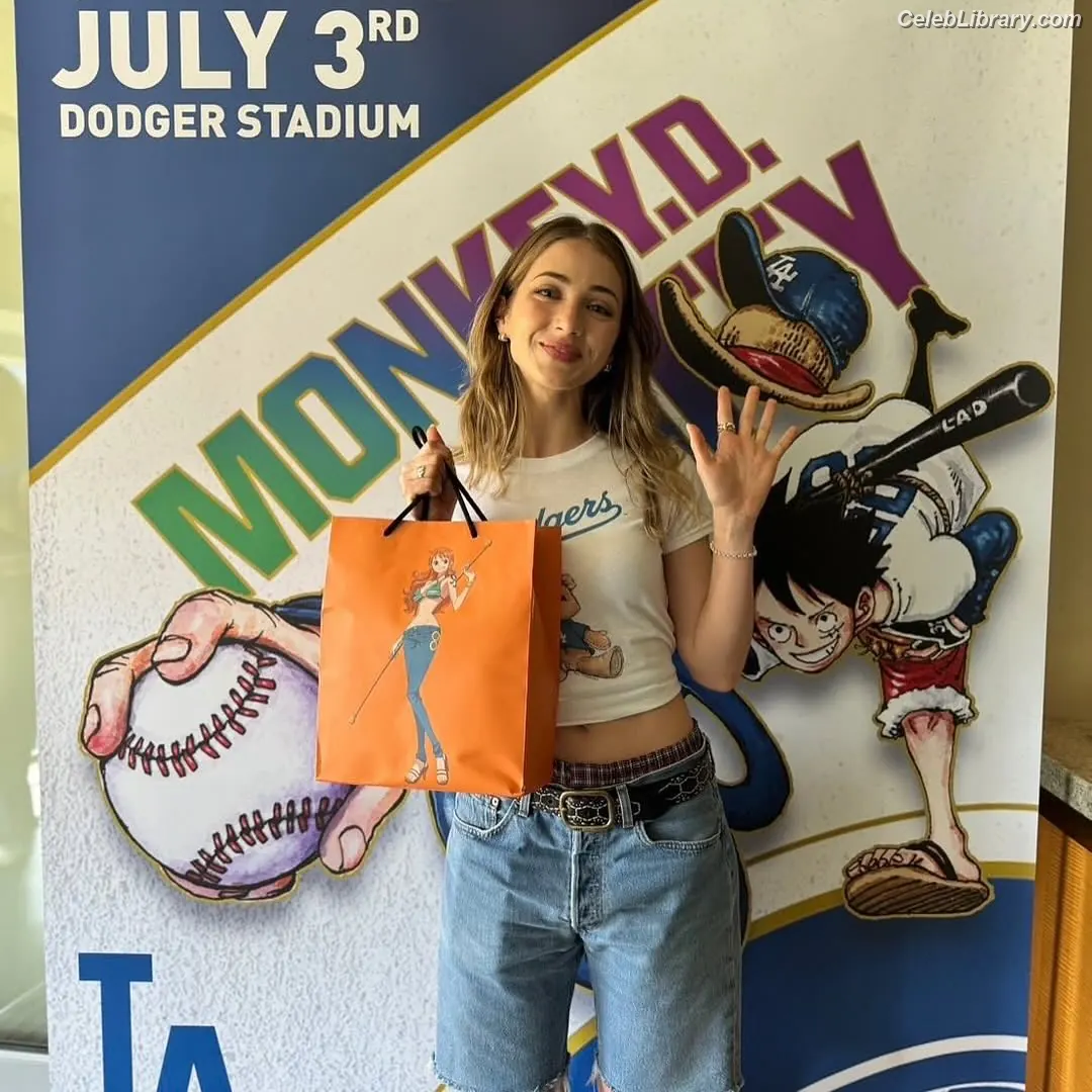Emily Rudd photo 4 of 600