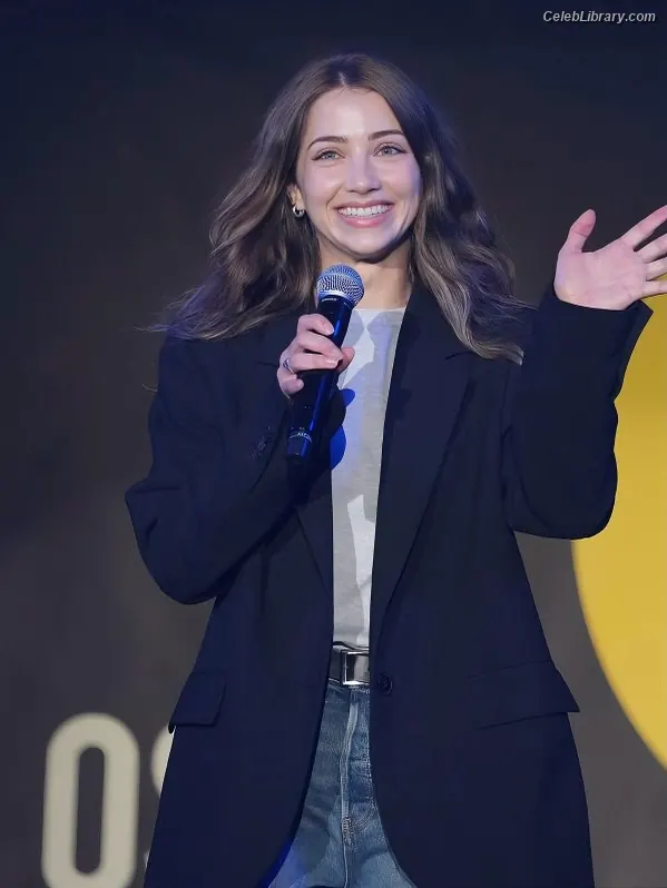 Emily Rudd photo 5 of 600