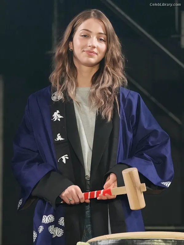 Emily Rudd photo 6 of 600