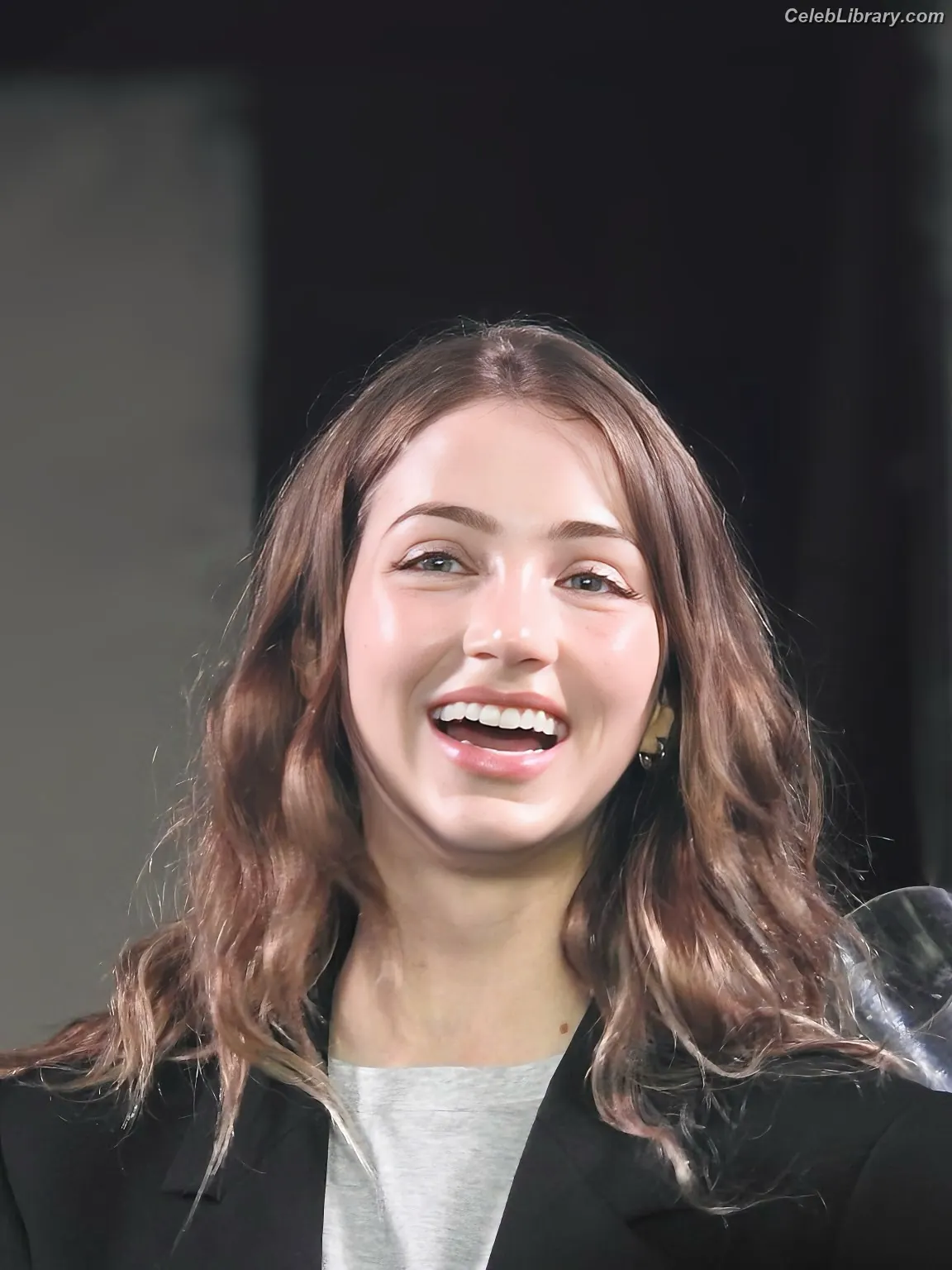 Emily Rudd photo 7 of 600