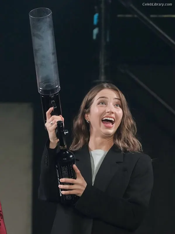 Emily Rudd photo 8 of 600