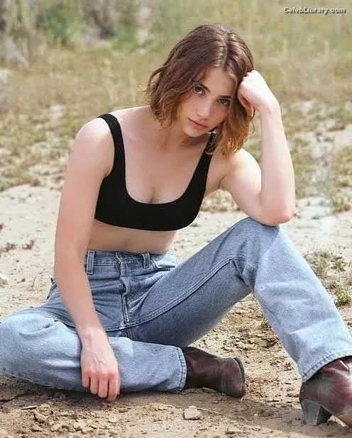 Emily Rudd photo 2 of 592