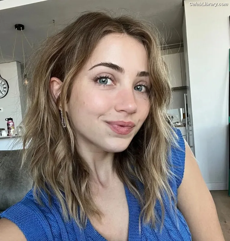 Emily Rudd photo 8 of 592
