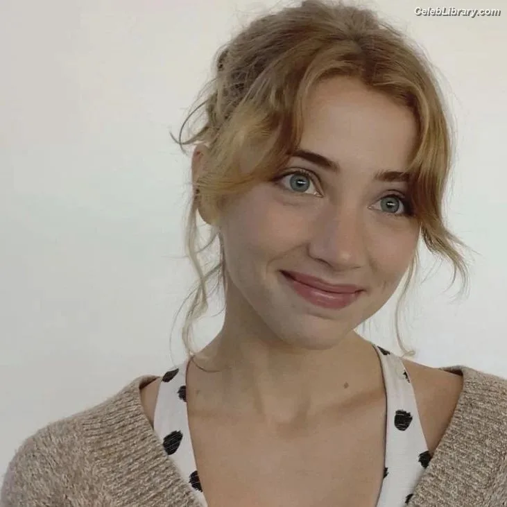 Emily Rudd photo 10 of 592