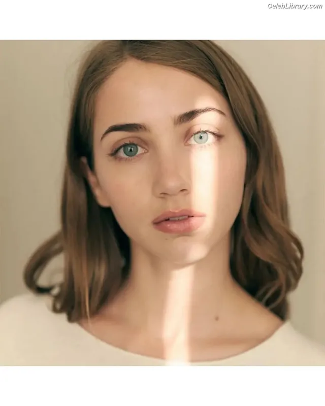 Emily Rudd photo 11 of 592