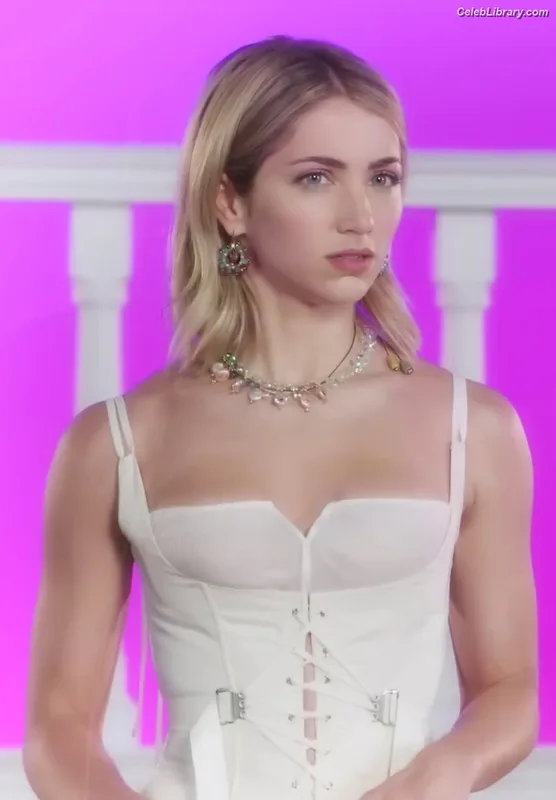 Emily Rudd photo 23 of 592
