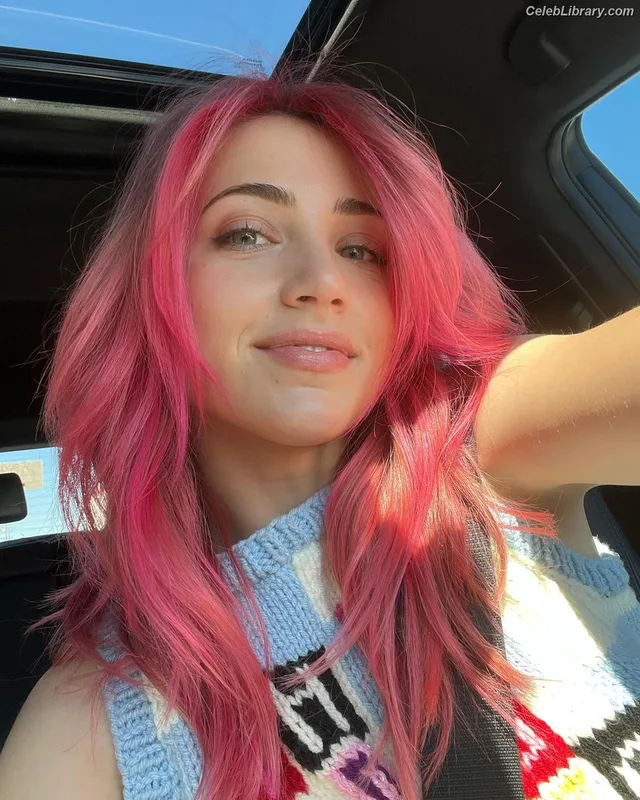 Emily Rudd photo 24 of 592