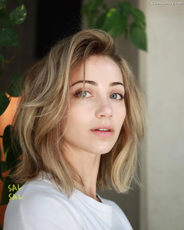 Emily Rudd photo 11 of 592