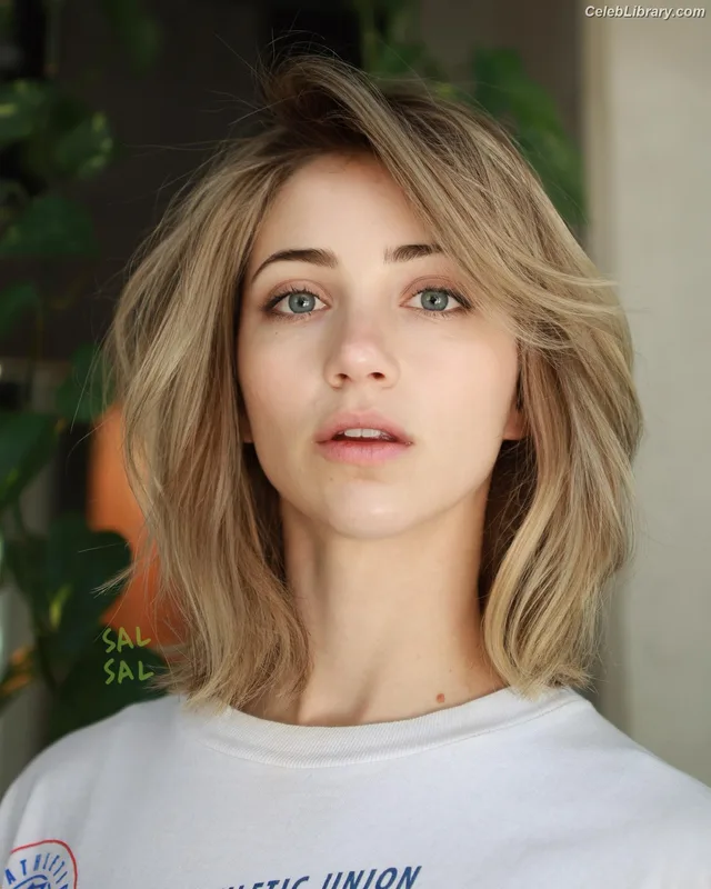 Emily Rudd photo 13 of 592