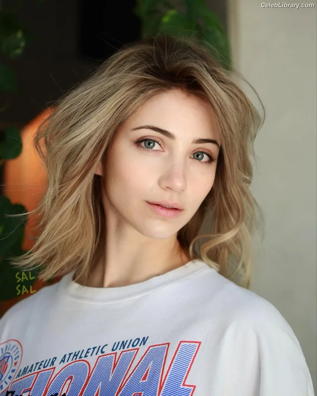 Emily Rudd photo 14 of 592