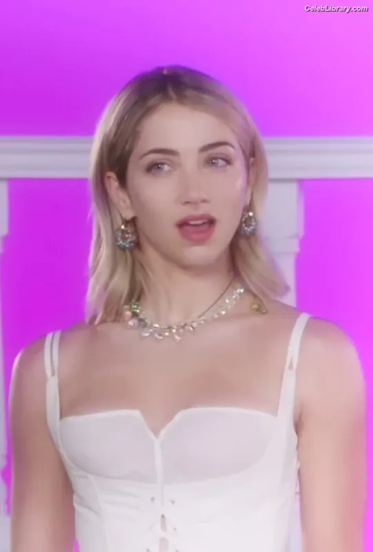 Emily Rudd photo 4 of 592