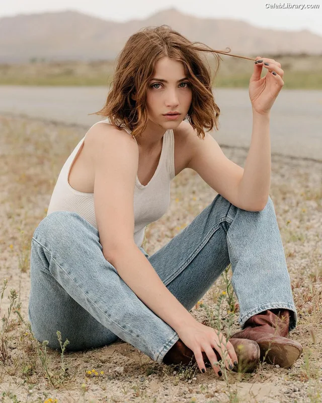 Emily Rudd photo 8 of 592