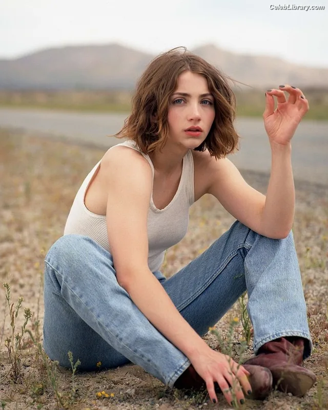 Emily Rudd photo 9 of 592