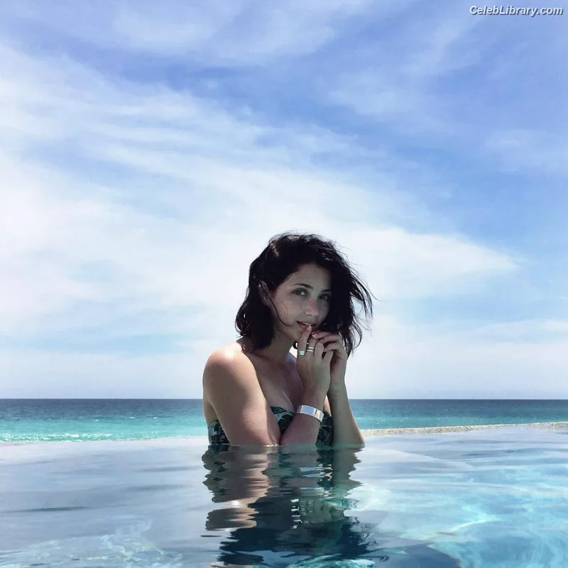 Emily Rudd photo 6 of 592