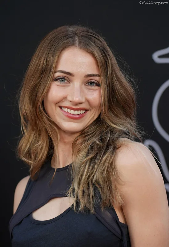 Emily Rudd photo 13 of 592