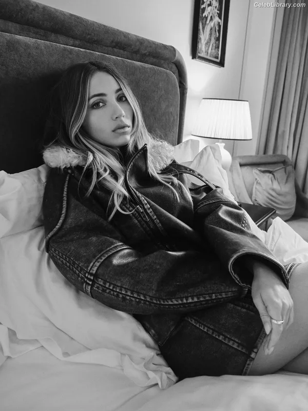 Emily Rudd photo 23 of 592