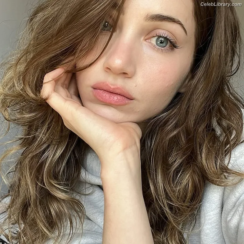 Emily Rudd photo 5 of 592