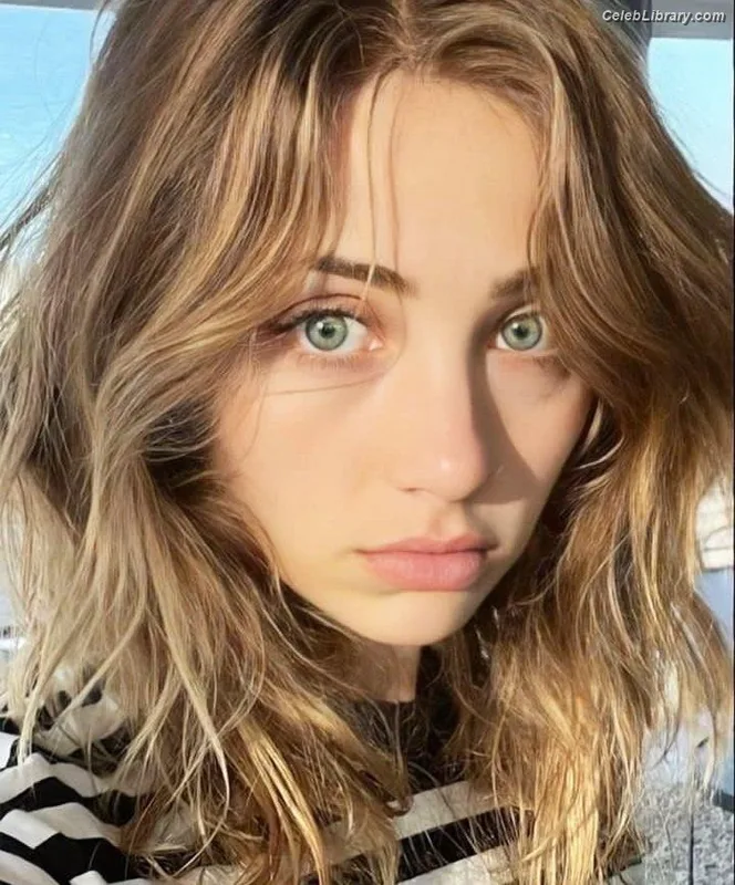 Emily Rudd photo 14 of 592