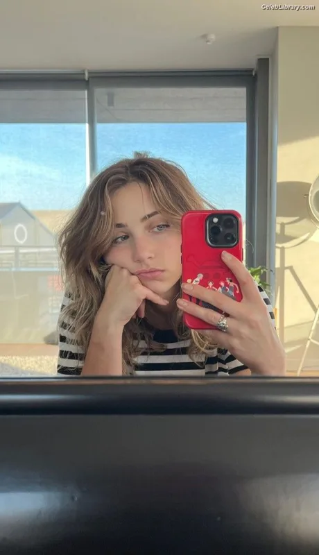 Emily Rudd photo 16 of 592