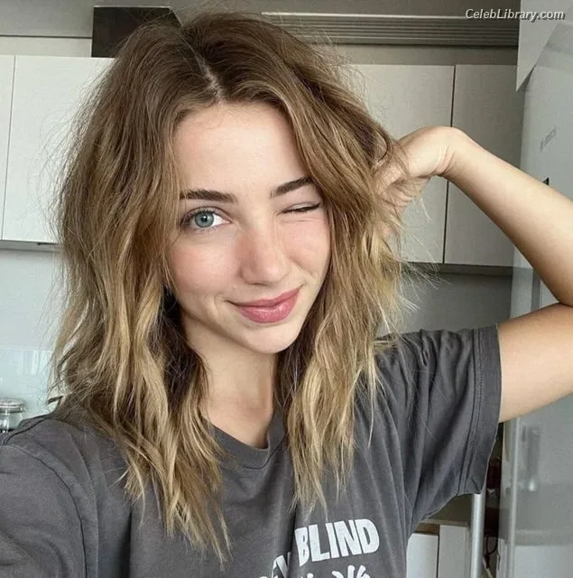 Emily Rudd photo 18 of 592