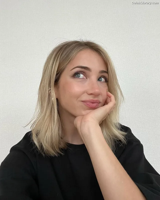 Emily Rudd photo 23 of 592