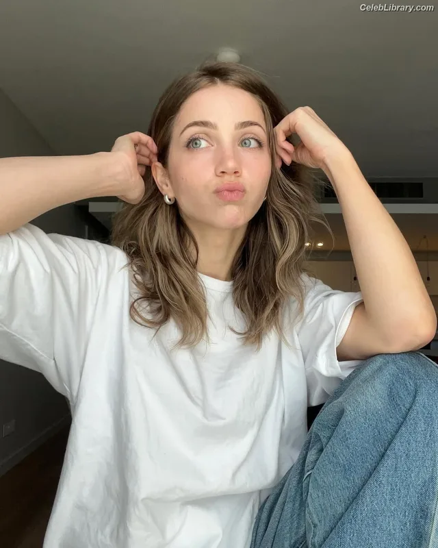 Emily Rudd photo 2 of 592