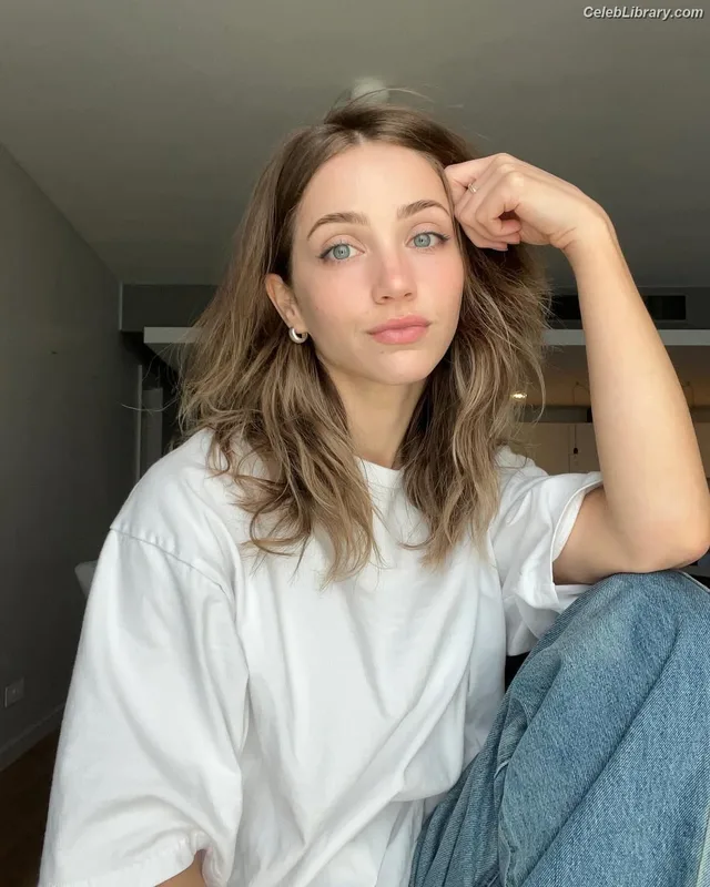 Emily Rudd photo 9 of 592