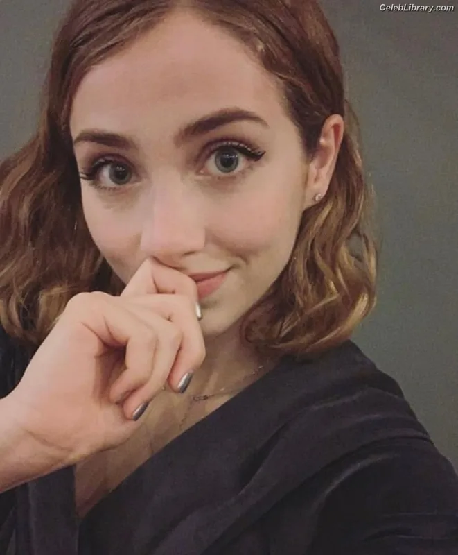 Emily Rudd photo 11 of 592