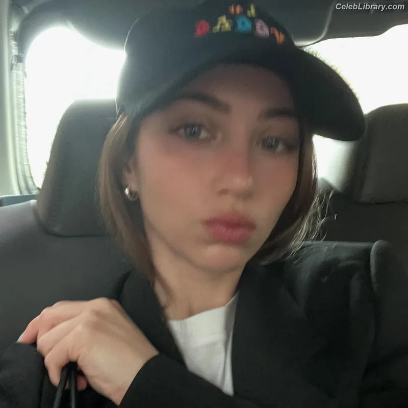 Emily Rudd photo 3 of 592