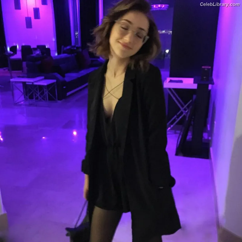 Emily Rudd photo 11 of 592