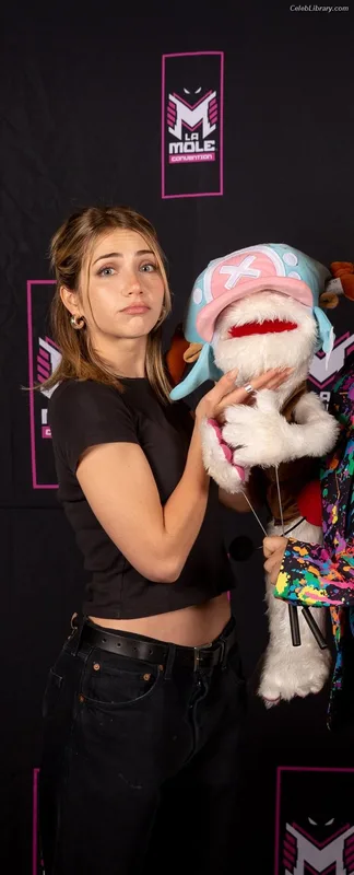 Emily Rudd photo 17 of 592