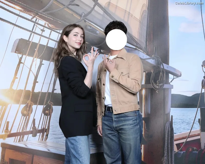 Emily Rudd photo 22 of 592