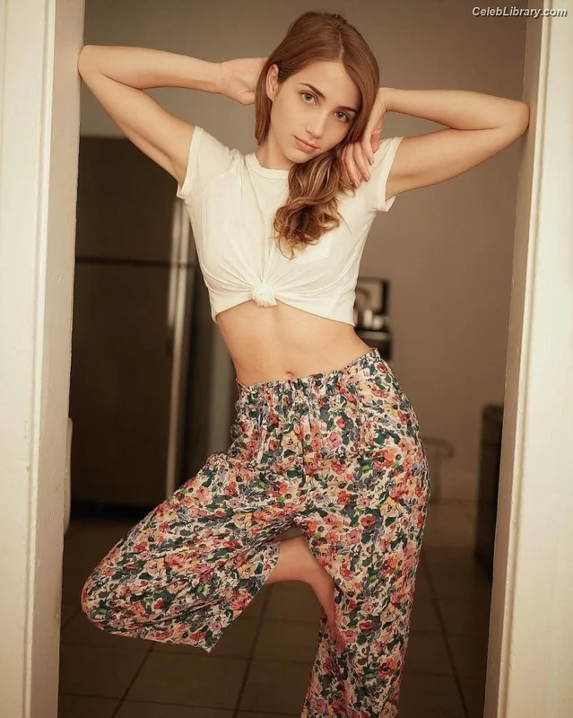 Emily Rudd photo 23 of 592
