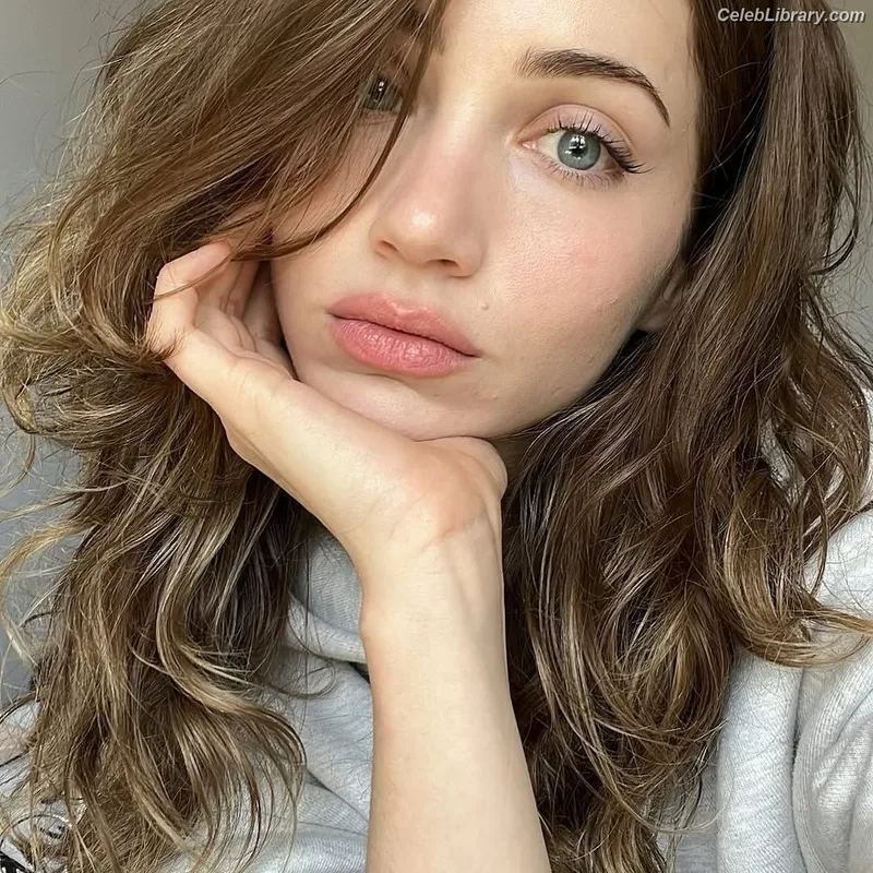 Emily Rudd photo 15 of 592