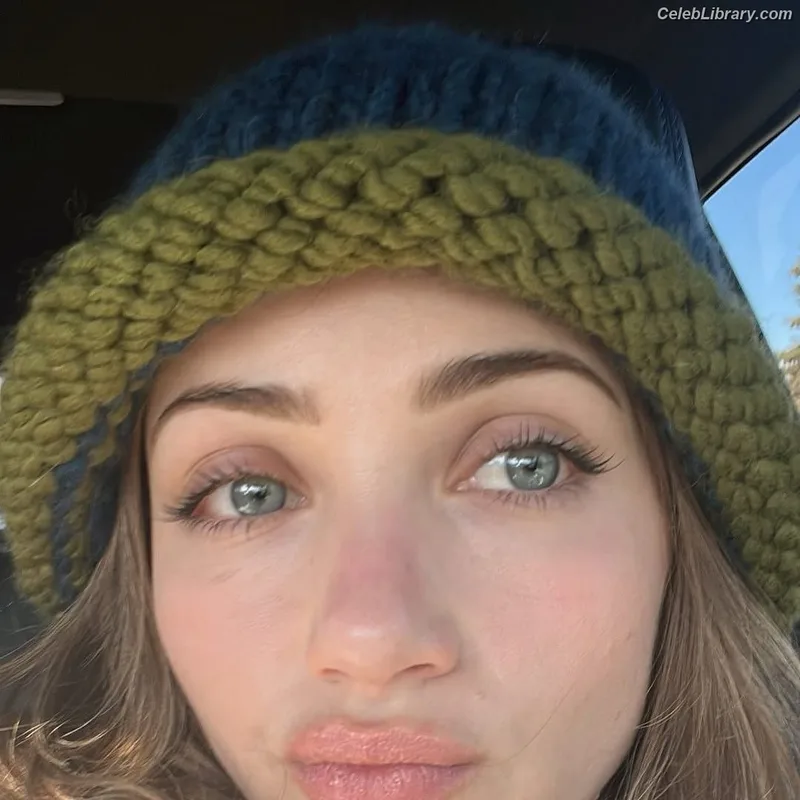 Emily Rudd photo 16 of 592