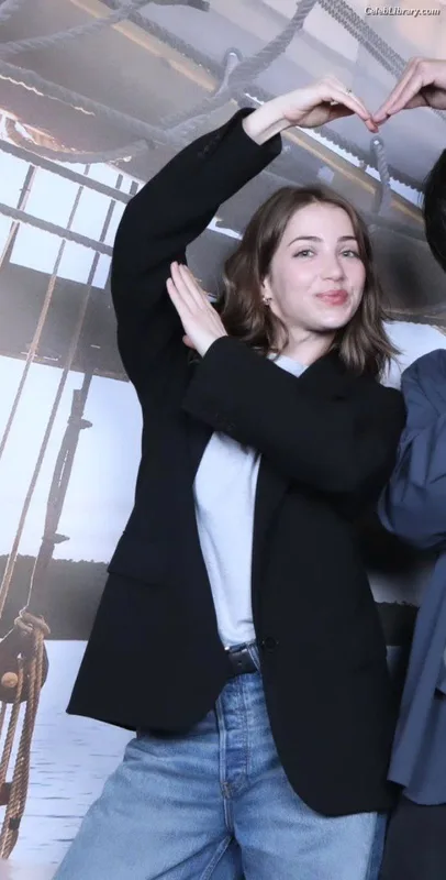 Emily Rudd photo 20 of 592