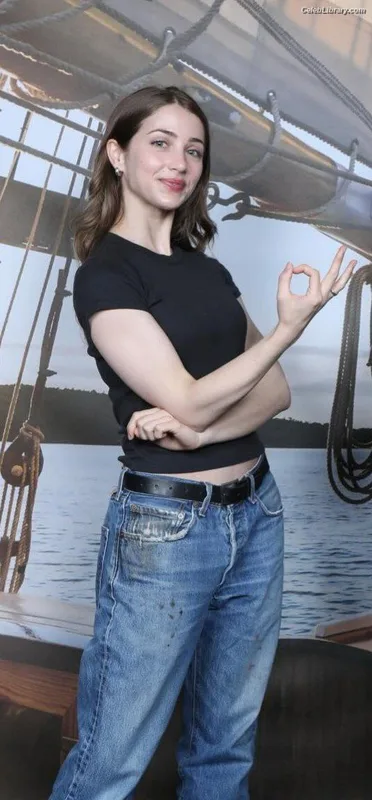 Emily Rudd photo 21 of 592