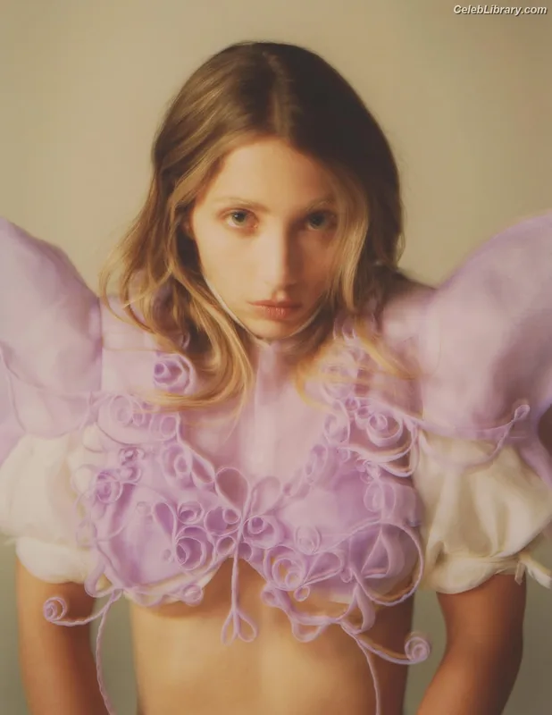 Emily Rudd photo 14 of 592