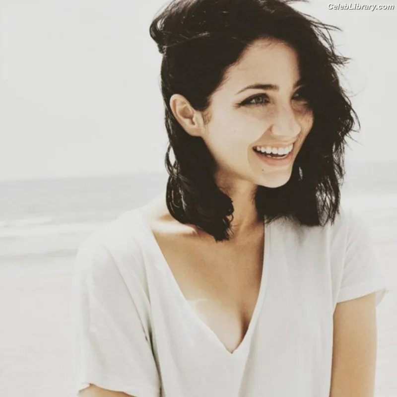 Emily Rudd photo 2 of 592