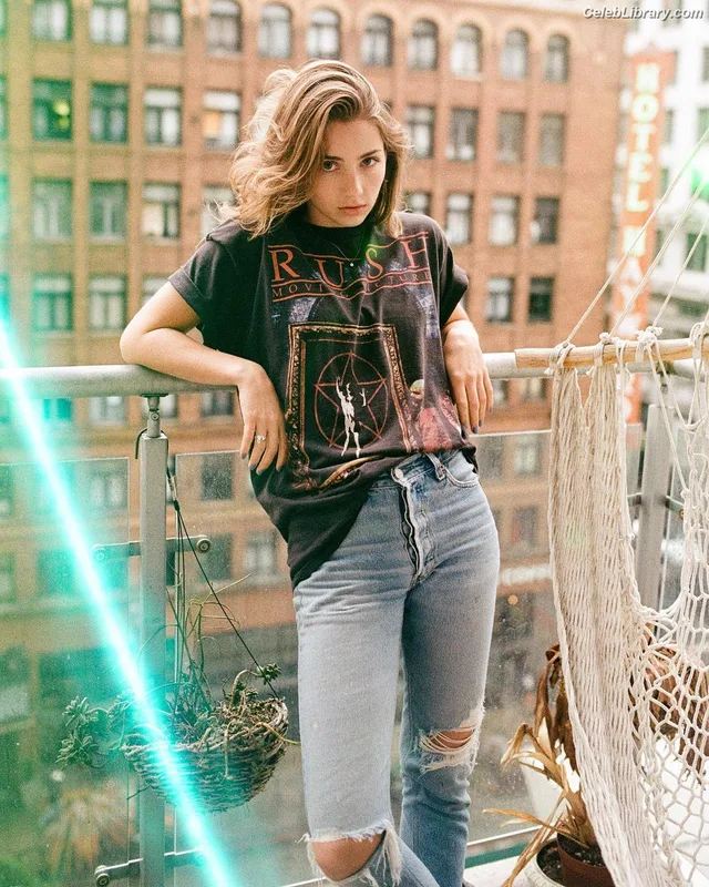 Emily Rudd photo 5 of 592