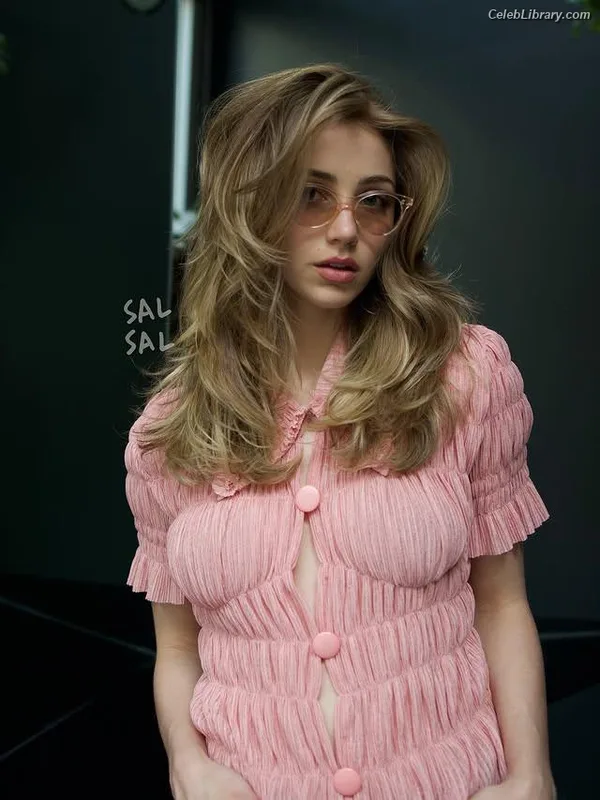 Emily Rudd photo 7 of 592