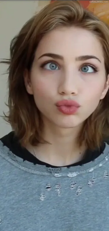 Emily Rudd photo 21 of 592