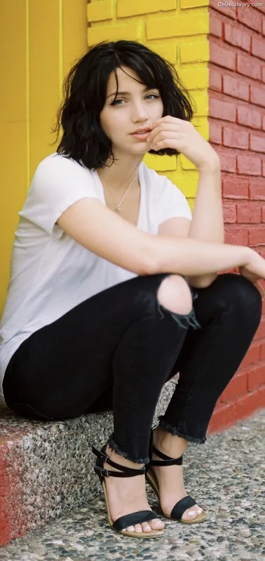 Emily Rudd photo 4 of 592